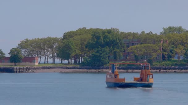 Roll Roll Orange Ferry Heading Hart Island Blue Sky Sunny — Stock Video