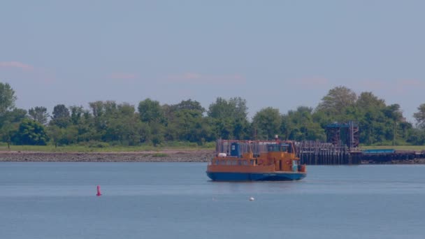 Roll Roll Orange Ferry Heading Hart Island Blue Sky Sunny — Vídeo de Stock