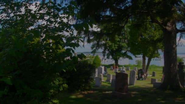 Panning Shot Pelham Cemetery Bronx Flag Headstone Boats Chimney Hart — Vídeo de Stock