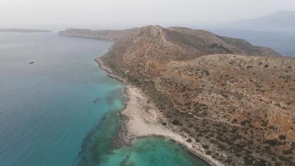 Aerial Walkthrough Coastline Gramvousa Peninsula Greece Peninsula Formed Steep Rocks — Stockvideo
