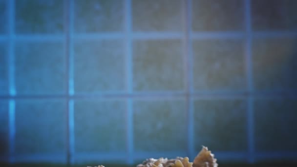 Питательная Паста Тунца Обезжиренным Сыром Майонезом Приготовленная Кухне Наклон Вниз — стоковое видео