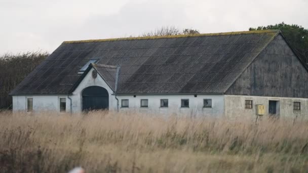 Old Barn Farm Rural Denmark Slow Motion Pan Follow — 비디오