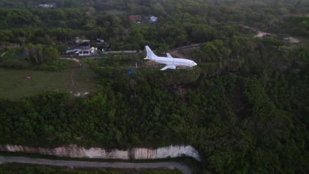 Letecký Pohled Ostrov Uluwatu Bali Útes Rovinatou Sochou Nad Oceánem — Stock video