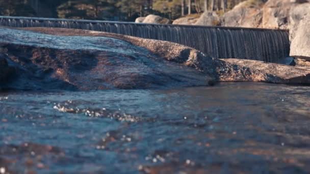 Холодная Чистая Вода Каскадом Над Гладким Скалистым Руслом Реки Медленное — стоковое видео