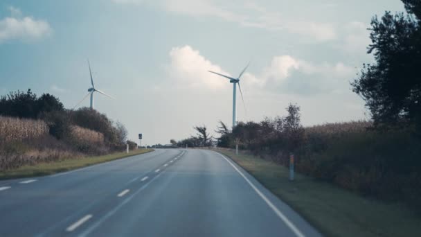 Větrné Turbíny Stojí Obou Stranách Dvouproudové Silnice Čepele Pomalu Otáčejí — Stock video