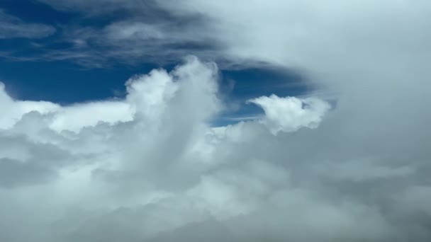 Точка Зрения Пилота Летящего Реактивный Самолет Через Облака Избегая Плохой — стоковое видео