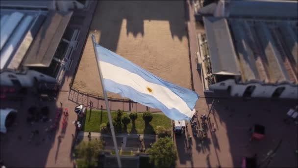 Letecký Shora Dolů Záběr Pomalu Vlnící Argentinské Vlajky Venkovském Parku — Stock video