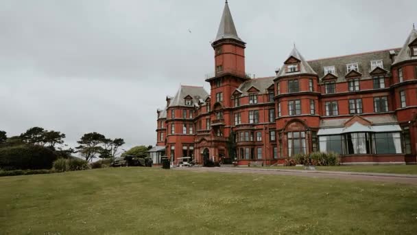 Weite Statische Aufnahme Des Slieve Donard Hotels Einem Bewölkten Tag — Stockvideo