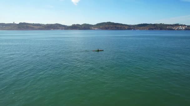 ポルトガル リスボンのテジョ川に浮かぶカヌー乗りの空中風景 — ストック動画