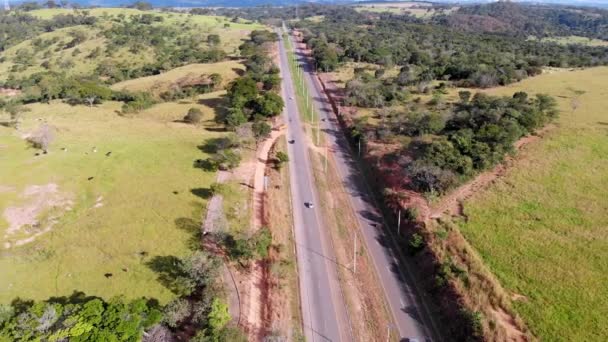 Sebuah Jalan Raya Melalui Pedesaan Pada Hari Musim Panas Menarik — Stok Video