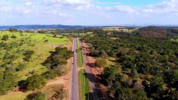 Uma Estrada Cênica Através Campo Puxe Para Trás Vista Aérea — Vídeo de Stock