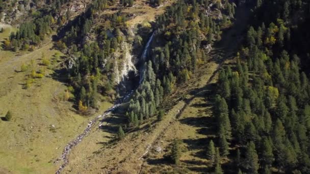 位于奥地利奥托贝尔的Lsens山谷瀑布的无人机俯瞰 — 图库视频影像