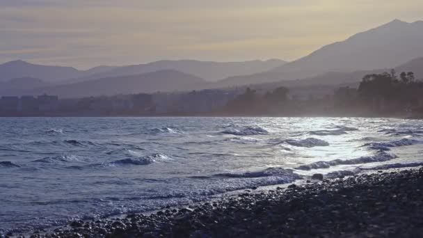 スペインのマルベージャ近くのゆっくりとした動きの海の波 — ストック動画