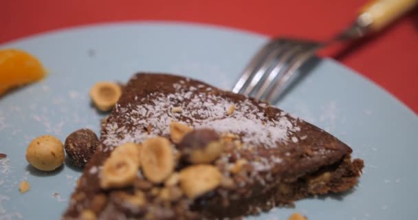 Delicious Chocolate Cakes Table Close Chocolate Cheesecake Hazelnuts — Vídeo de stock