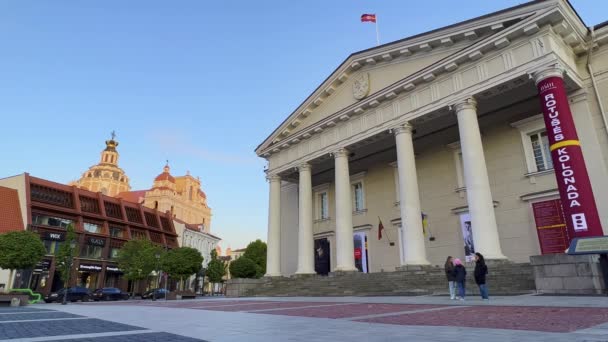 Low Angle Ground Surface Level Pov People Walking Town Hall — Stockvideo