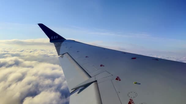 Sas Bombardier Commerciële Straalvliegtuig Vleugel Vliegen Hoog Blauwe Lucht Passagiersperspectief — Stockvideo