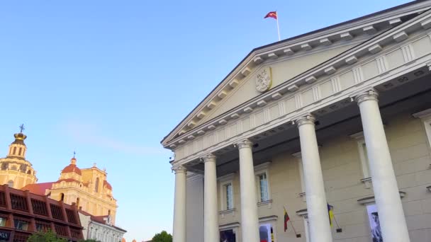 Panning View Town Hall Lithuanian Flag Waving Top Casimir Church — Stok video