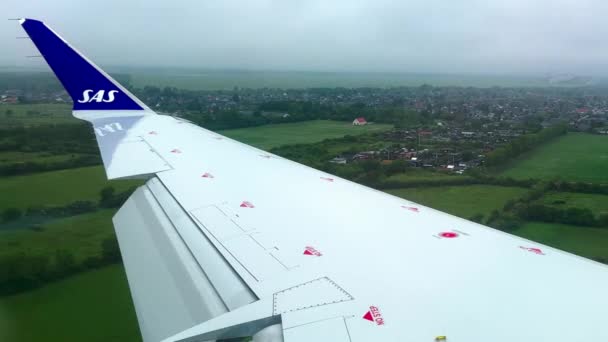 Sas Bombardier Crj Komercyjny Samolot Odrzutowy Latający Lądujący Kopenhadze Danii — Wideo stockowe