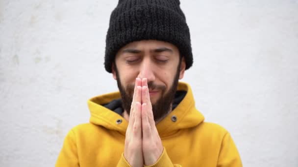 Retrato Del Hombre Sosteniendo Las Manos Oración Mirando Con Expresión — Vídeos de Stock