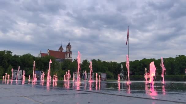 Veelkleurige Fonteinen Begane Grond Stromend Water Het Lukiskes Plein Vilnius — Stockvideo
