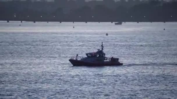 Coast Guard Boat Protecting New York — Stock video