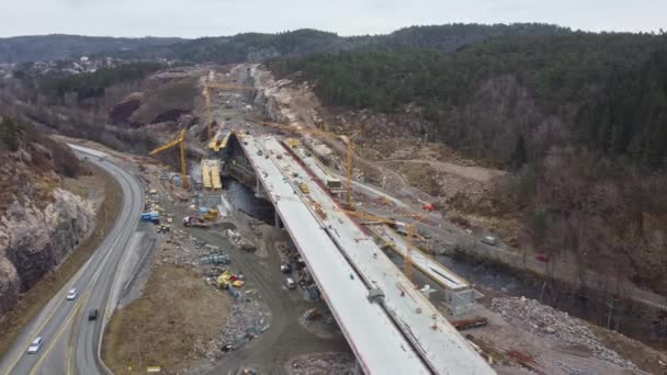 在挪威南部Mandal和Kristiansand之间建造新的高速E39公路 在Bringeheia和Klepland的桥梁建筑工地上方进行空中飞行 在Soegneelva河下游建造 — 图库视频影像