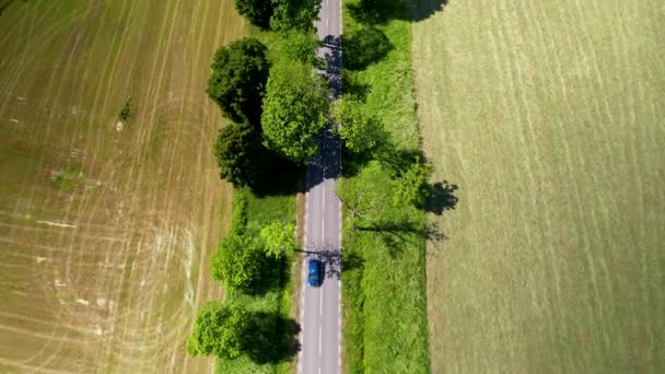 Flying Country Lane Driving Cars Vast Farming Area Warmia Masuria — Vídeos de Stock
