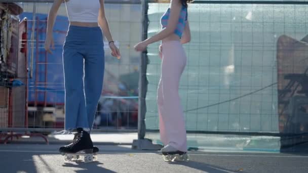 Slomo Legs Girls Moving Rollerskates Outdoors Face — Vídeo de Stock