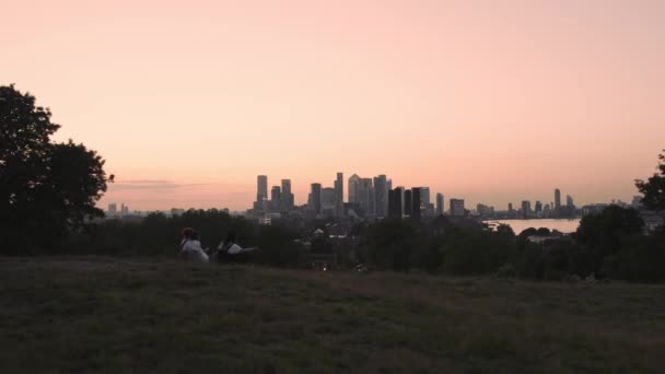 Vidvinkel Solnedgång Flygfoto Canary Wharf Byggnader London Greenwich Park — Stockvideo