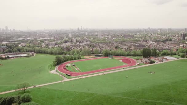 Vista Aérea Ciudad Londres Desde Pista Atletismo Parliament Hill Volando — Vídeos de Stock