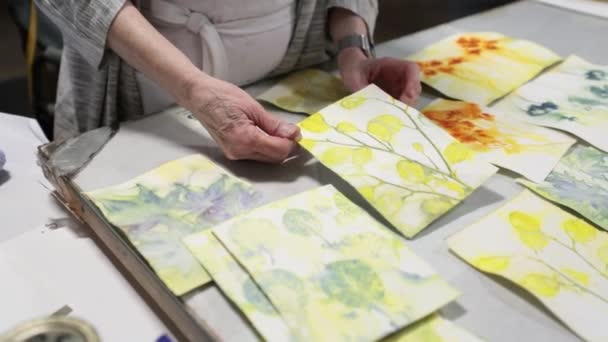 Artist Showing Her Work Table Explaining People Her — Stok video