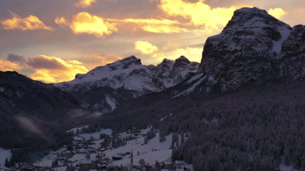 Αεροφωτογραφία Του Χιονισμένο Backlight Βουνό Στο Alta Badia Τιρόλο Χειμώνα — Αρχείο Βίντεο