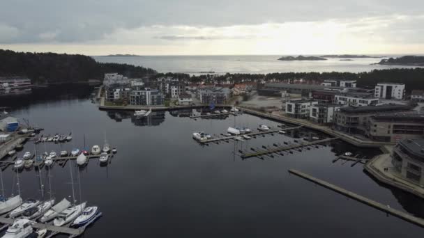 Marna Riviermonding Met Jachthaven Huizen Mandal Noorwegen Zonsondergang Antenne Langzaam — Stockvideo