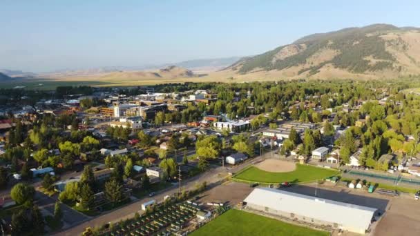 Aerial View Downtown Jackson Wyoming Usa Golden Hour Sunlight Streets — Vídeo de stock