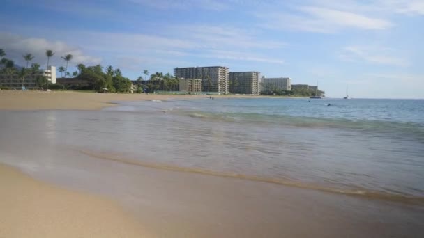 Låg Vinkel Skott Vita Skummande Vågor Kraschar Sandstrand Kvällstid Solig — Stockvideo