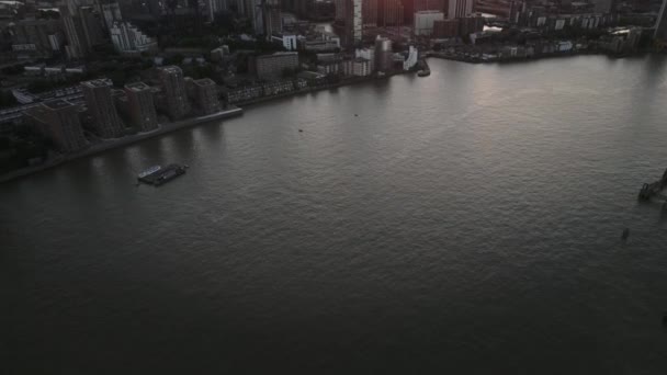Geniş Açılı Günbatımı Londra Daki Canary Wharf Binaları — Stok video