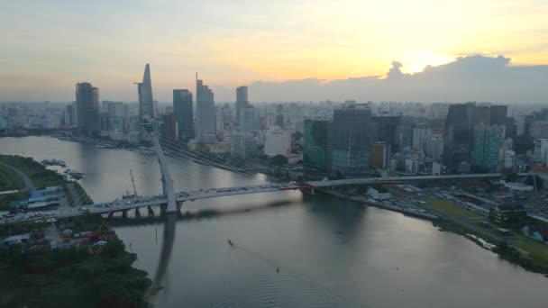 Vliegen Bij Zonsondergang Bijna Gebouwde Brug Rivier Saigon Het Centrum — Stockvideo