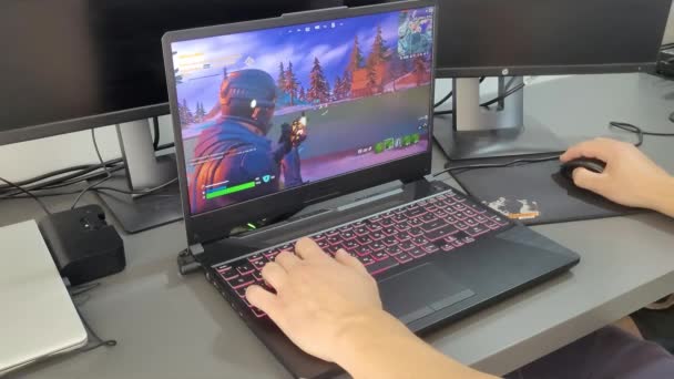 Παίζοντας Και Πυροβολώντας Στο Fortnite Ένα Laptop Gaming — Αρχείο Βίντεο