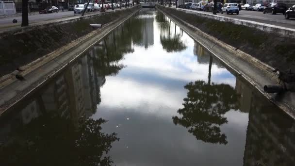 Canal Ciudad Santos Que Fluye Través Ciudad Mar Día Nublado — Vídeos de Stock