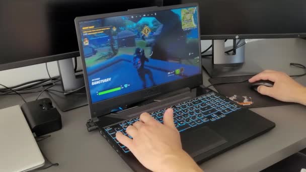 Παίζοντας Fortnite Ένα Laptop Gaming — Αρχείο Βίντεο