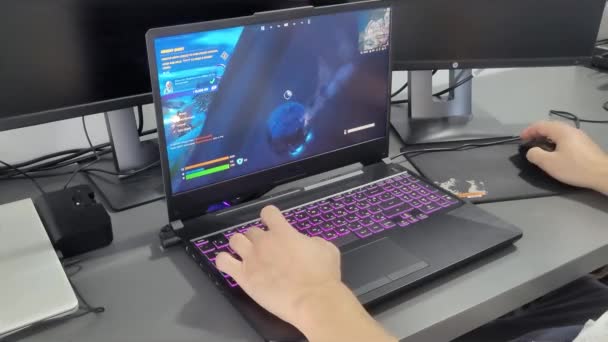 Παίζοντας Και Πηδώντας Παίκτη Στο Fortnite Ένα Laptop Gaming — Αρχείο Βίντεο