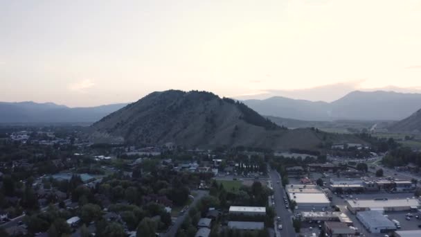 Ilmanäkymä Twilight Jacksonista Wyoming Usa Kaupunkikuva Hills Misty Skyline Drone — kuvapankkivideo