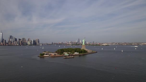 Vue Aérienne Autour Statue Liberté Devant Paysage Urbain Brooklyn Manhattan — Video