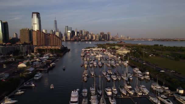 Aerial View Marina Lower Manhattan Background Sunny Evening New Jersey — Stockvideo