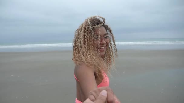 Latina Curls Walking Beach Slow Motion Hand Hand Her Husband — Stock Video
