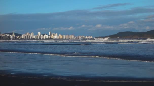 High Tide Late Afternoon Santos Beach Brazil City Skyscrapers Backdrop — Stockvideo