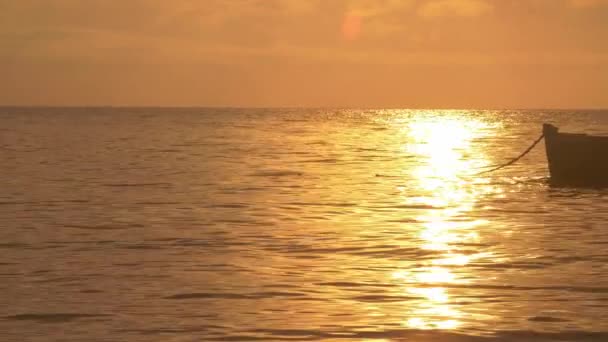 Ζεστό Golden Sunset Light Reflection Calm Ocean Surface Κύματα Και — Αρχείο Βίντεο