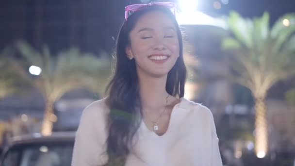 Una Chica Alegre Feliz Con Vestido Blanco Regocijándose Mirando Cámara — Vídeos de Stock