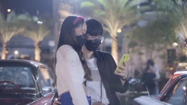 Pár Bere Selfie Když Stojí Kraji Silnice Dívka Sobě Černou — Stock video