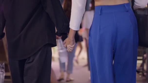Close Shot Lesbian Couple Holding Each Other Hands Walking Street — Vídeo de Stock